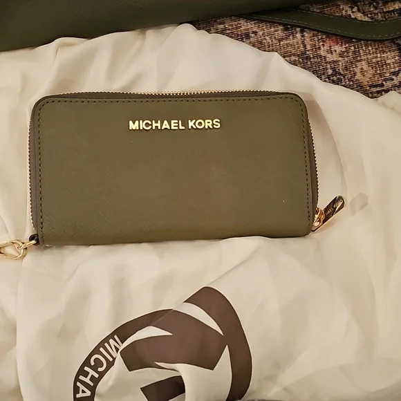 Michael Kors Selma Bag In Olive Green - Picture 3 of 16